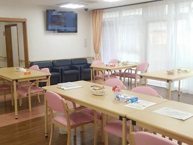 ゆったりとした食堂 食堂 明るい陽光が差し込む食堂では、寛ぎながら食事をお楽しみいただけます。ソファに座る方にも、やさしい時間が流れています。