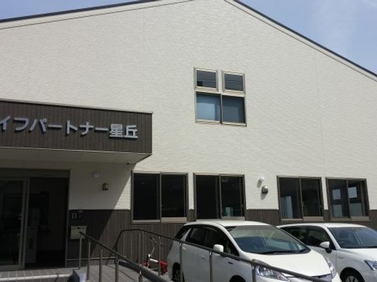 建物正面入口と駐車場