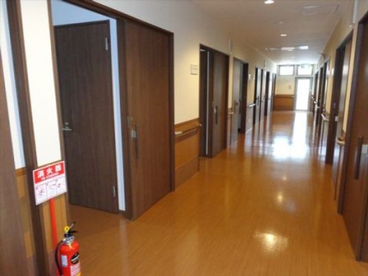 清潔感のある施設の廊下