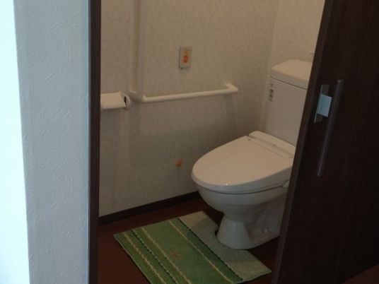バリアフリー設計のトイレ