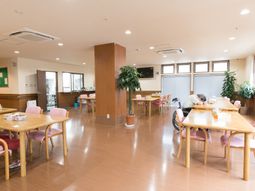 広々とした明るい食堂空間