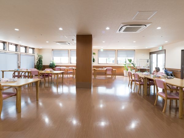 明るく広々とした食堂