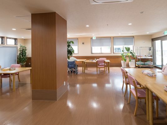 広々とした明るい食堂