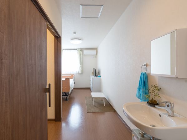 清潔な居室の洗面所