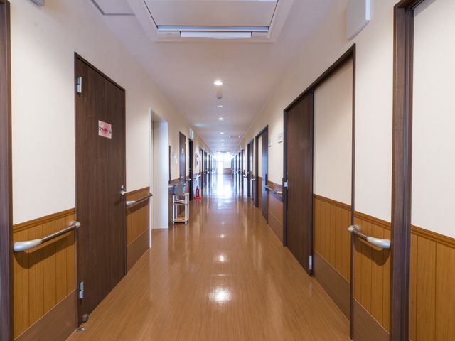 明るい廊下の風景