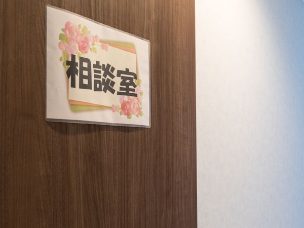 掲示物と木目の壁面