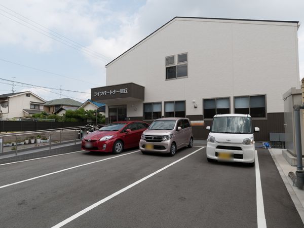 建物の外観と駐車場
