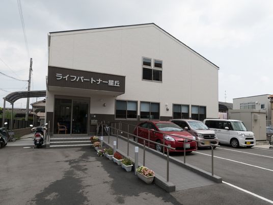 白い建物の外観