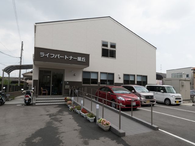 白い建物の外観