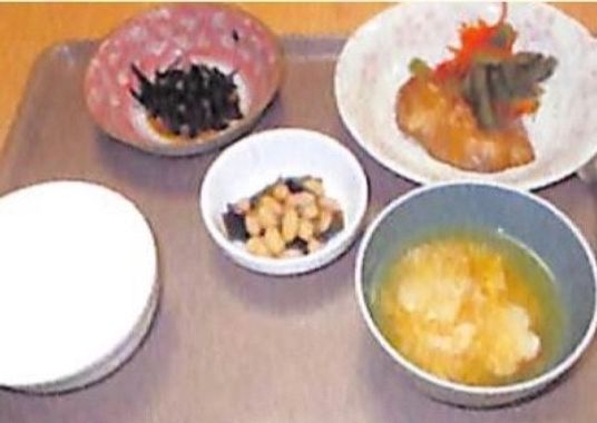 和食の並ぶ食卓