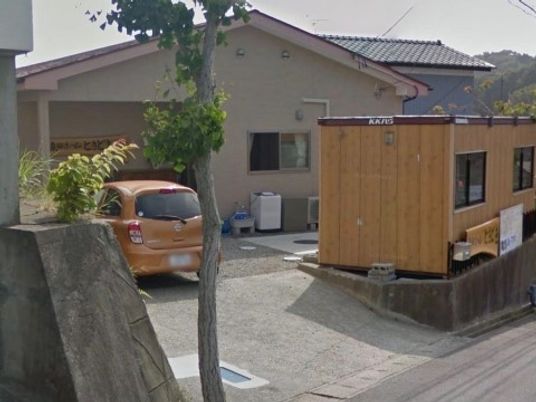 落ち着いた外観の建物