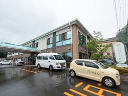 施設前の駐車場風景