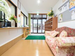 明るい入口付近の様子