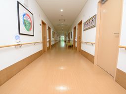 明るく清潔な廊下