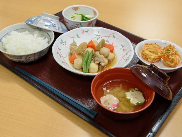 栄養満点の料理一式 食事 栄養バランスを考えた彩り豊かな料理が提供されています。食事の時間も楽しみの一つですね。