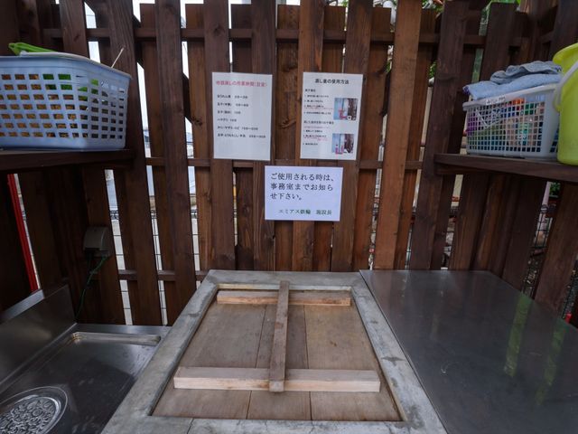 掲示物と洗い場 蒸し窯 工夫を凝らした洗い場周りです。清掃用具も整然と配され、快適な作業空間を実感いただけるでしょう。