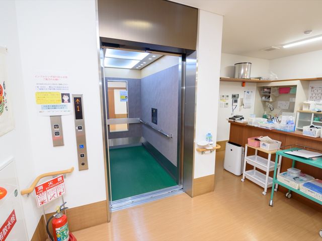 広々とした明るいエレベーター エレベーター スタッフの移動をサポートする広いエレベーターがあり、日々の業務がスムーズに行えます。