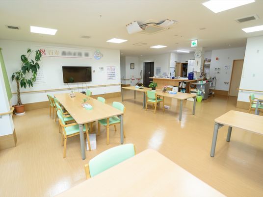 広々とした明るい食堂