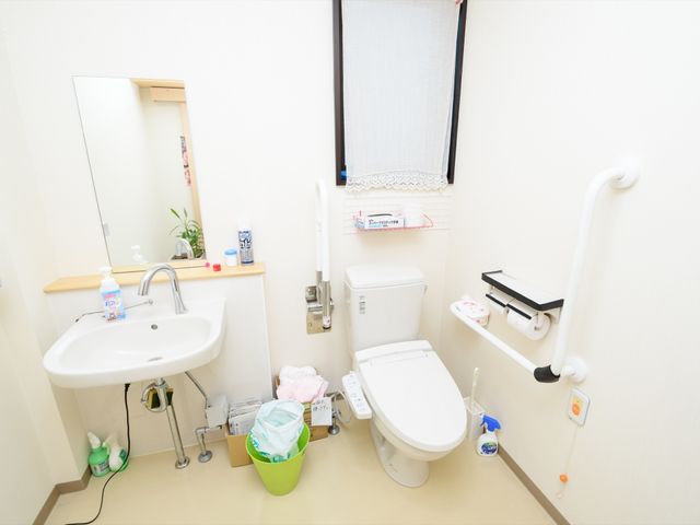 バリアフリー設計のトイレ トイレ 手すり付きで安全なトイレ空間です。設備は清潔に保たれ、快適な使用をサポートしています。