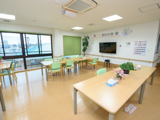 明るく広々とした食堂 リビング 天井が高く、自然光が差し込む食堂です。共有スペースではご年配の方々がゆったりと過ごすことができます。