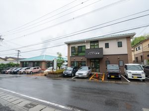 施設の駐車場と建物外観