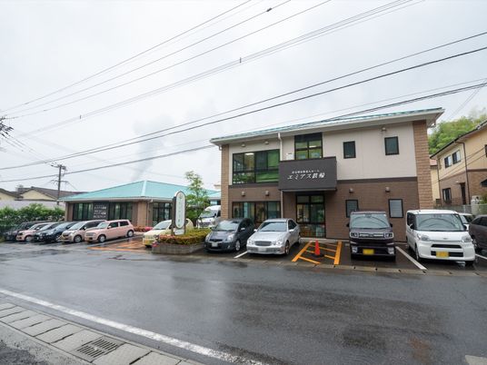 施設の駐車場と建物外観