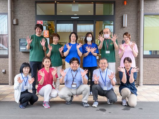 笑顔で手を振るスタッフ集合