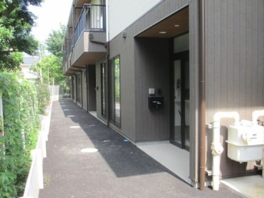 施設の外観とエントランス