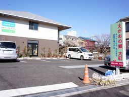 明るい施設の外観