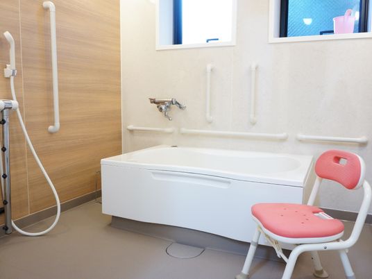 風呂場も介助を受けやすいように十分なスペースを設けている。また、安全に使えるように手すりを設置している。