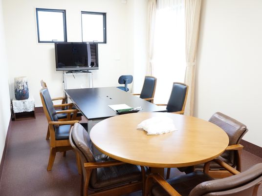 7人が座れる談話室にはテレビを設置。また、陽の光を取り入れやすいように大きな窓のある造りになっている。
