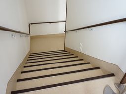 清潔な階段と手すり