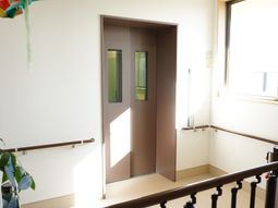 明るい廊下と扉