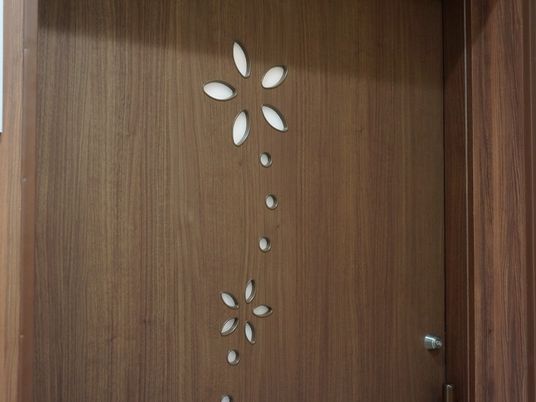 装飾のある木製の扉