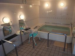 手すり付き快適な浴室