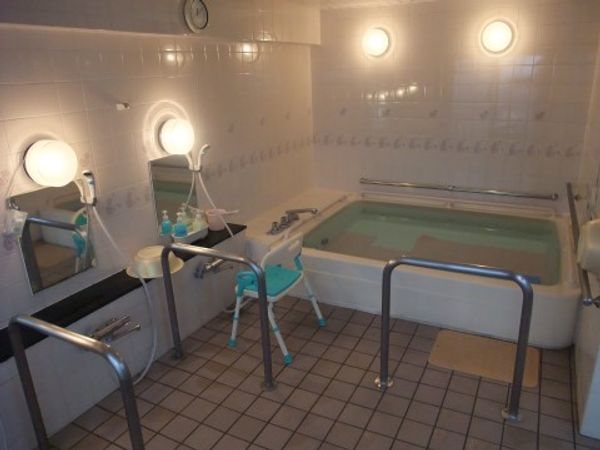 手すり付き快適な浴室