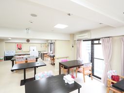 明るい共用ダイニング