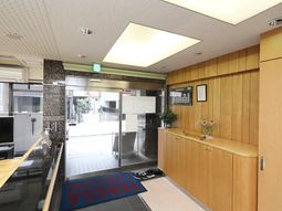 エントランスとAED表示