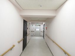 明るい廊下の風景