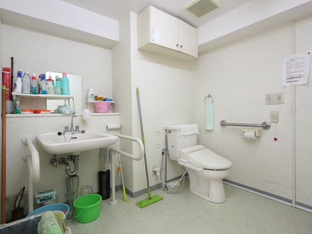 バリアフリー設計のトイレ