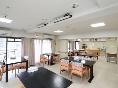 広々とした明るい食堂