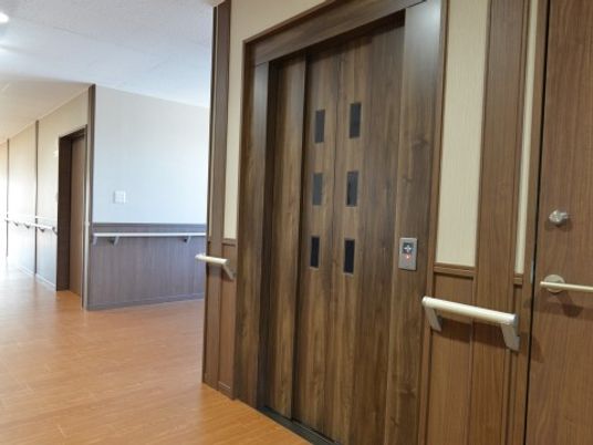 清潔感のある廊下と扉