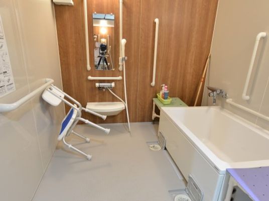 「アイホーム足利弐番館」個別浴室。安全設計のため、手すりも当然付いています。