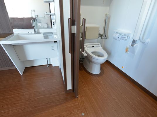 バリアフリー設計の洗面トイレ