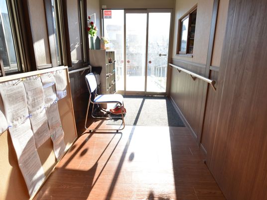 日差しが差し込む廊下