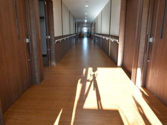 廊下の光が差し込む様子