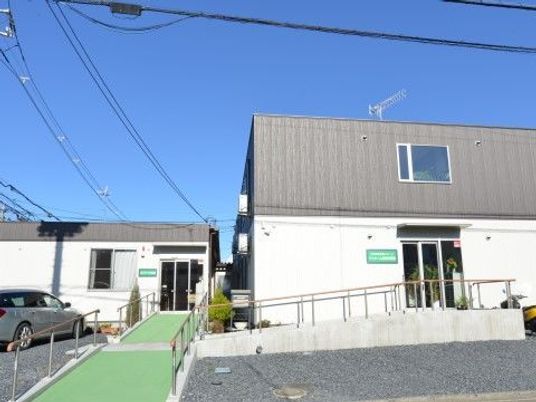 静かな外観の建物