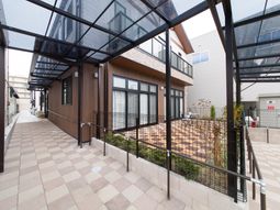 清潔な廊下と庭の景色