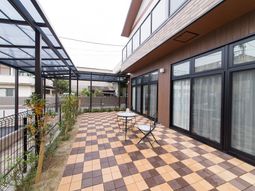テラス付き施設外観