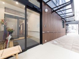 明るいエントランスの様子